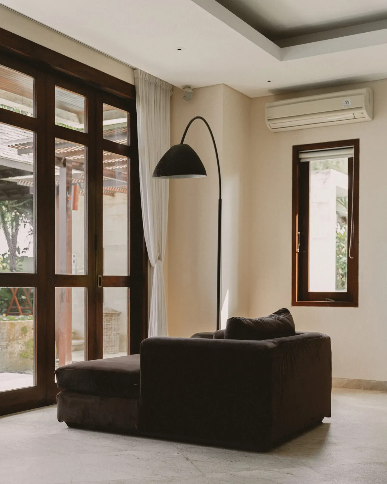 Villa lounge corner under an arc lamp